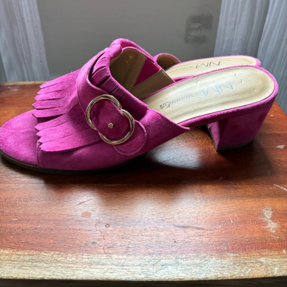 ✨ Neiman Marcus Suede Fringe Mules – Hot Pink – Size 8.5 ✨ Excellent / Like New - Picture 2 of 5